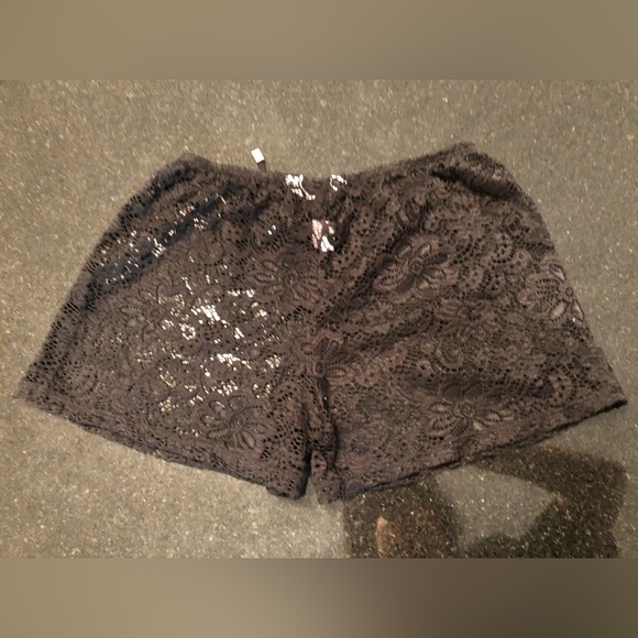 Black lace beach short - Picture 2 of 3